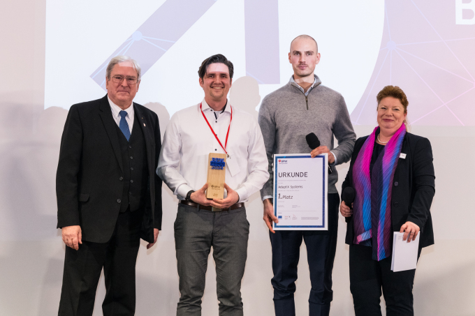 Gruppenbild mit Brandenburgs Wirtschaftsminister Prof. Dr-Ing. Jörg Steinbach und ILB-Vorständin Kerstin Jöntgen mit dem Gründer-Team von AdaptX Systems.