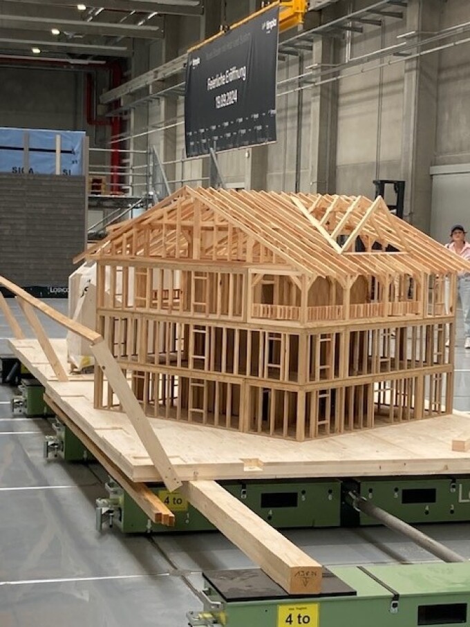 Großes Modellhaus aus Holz.