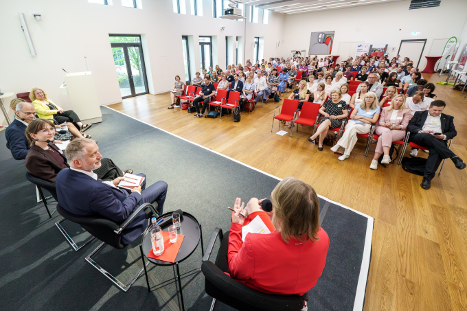 Die Podiumsdiskussion 'Wie kann Berfudliche Orientierung wirksam gestaltet werden'