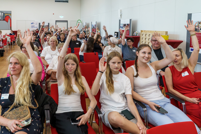 Schülerinnen und Schüler melden sich bei einer Publikumbefragung