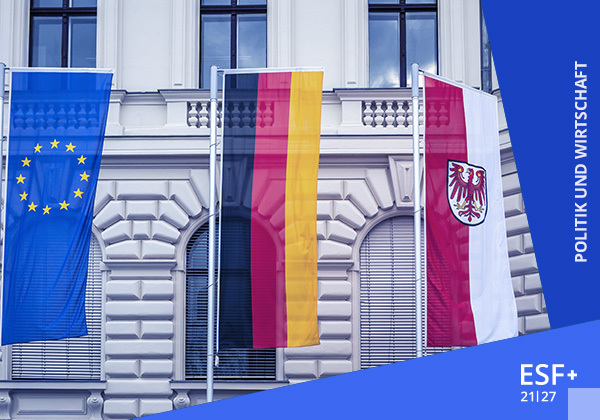 Die Flaggen der EU, von Deutschland und von Brandenburg stehen nebeneinander.