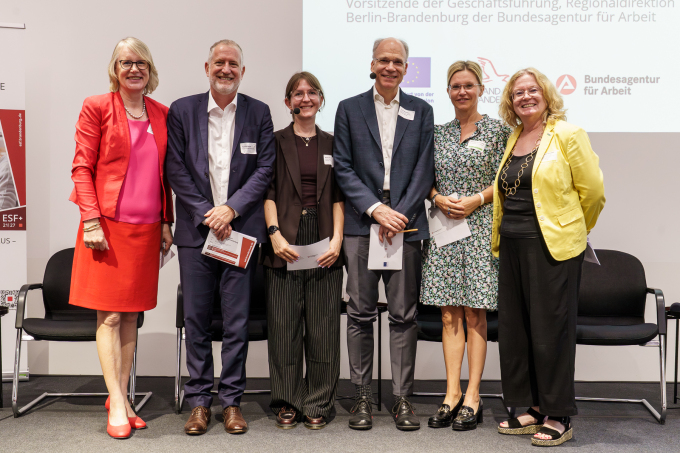 V.l.n.r.: Dr. Susanne von Below, Patrick Paquet, die beiden Moderatoren, Carina Knie-Nürnberg und Dr. Friederike Haase
